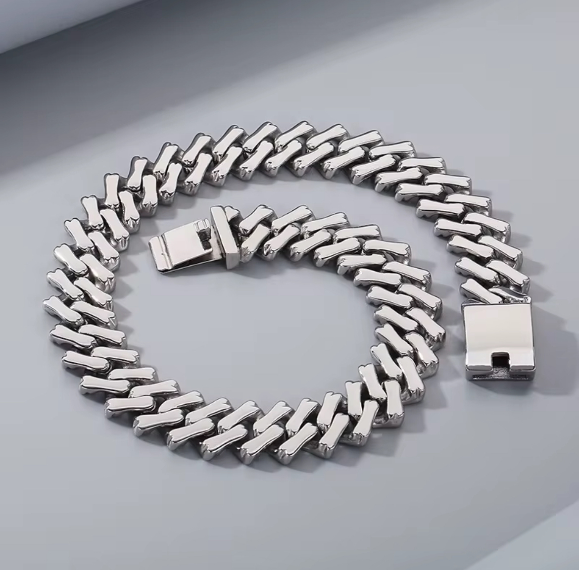 Esther 32mm necklace