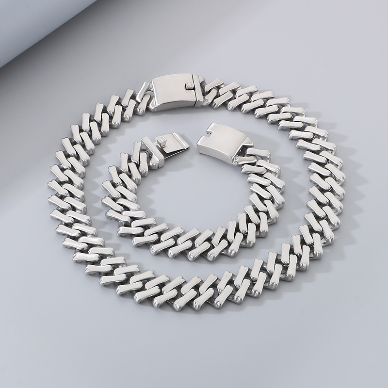 Esther 32mm necklace